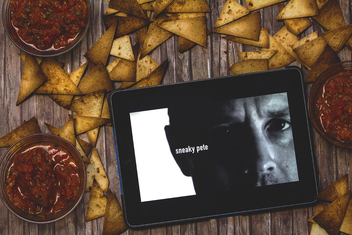 Couchpotato: Tortilla Chips mit Salsa Dip und die Serie Sneaky Pete