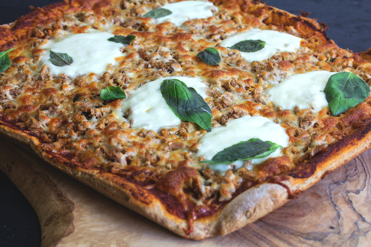Rezept: Vollkorn-Pizza mit Tomatensoße, Thunfisch und Mozzarella
