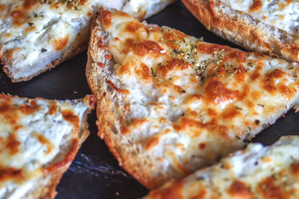 Rezept für eine leckere Fladenbrot Pizza mit Mozzarella, Sour Cream und getrockneten Oregano.