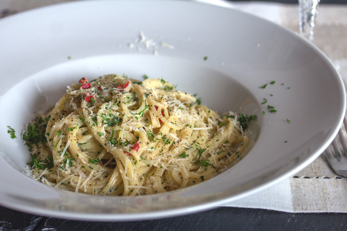 Rezept: Spaghetti Aglio - Pasta mit Knoblauch, Sahne, Petersilie und Chili