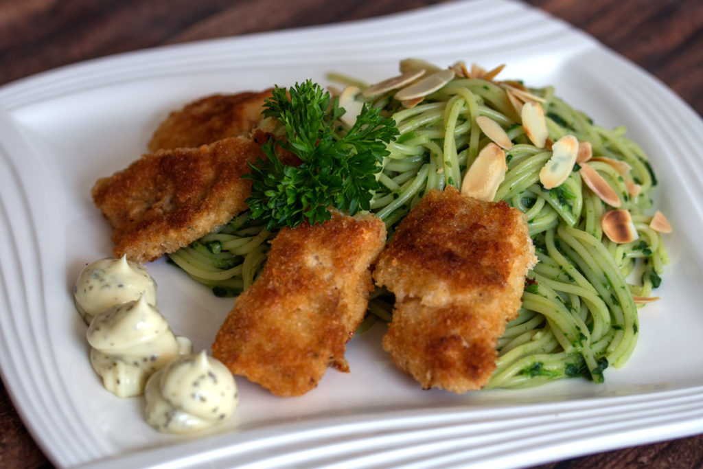 Rezept: Spaghetti mit Rahmspinat, panierten Seelachsfilet &amp; Remoulade