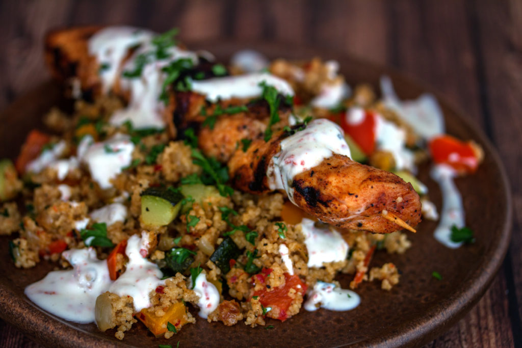 Rezept: Hähnchen am Spieß auf Couscous mit Gemüse-Mix &amp; Joghurt-Dip