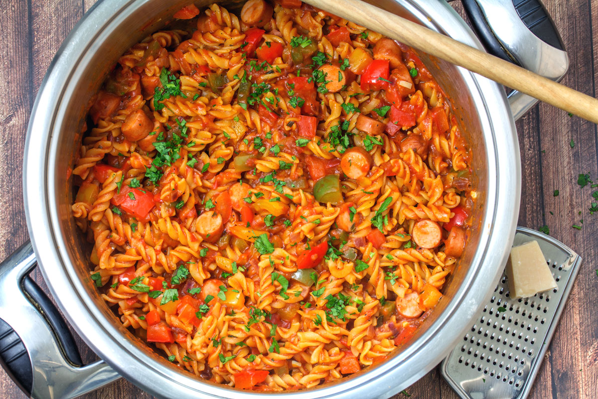 Rezept: One-Pot-Pasta mit Paprika &amp; Würstchen in Tomatensoße