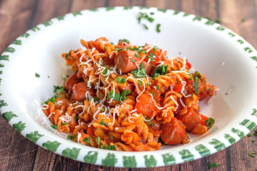 Rezept: One-Pot-Pasta mit Paprika &amp; Würstchen in Tomatensoße