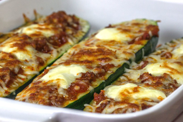 Rezept: Zucchini Boote gefüllt mit Bolognese, Crème fraîche und überbacken mit Mozzarella