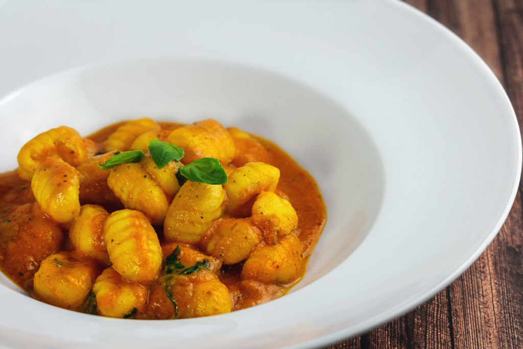 15 Minuten Feierabend-Rezept: Gnocchi in Tomaten-Mozzarella Soße