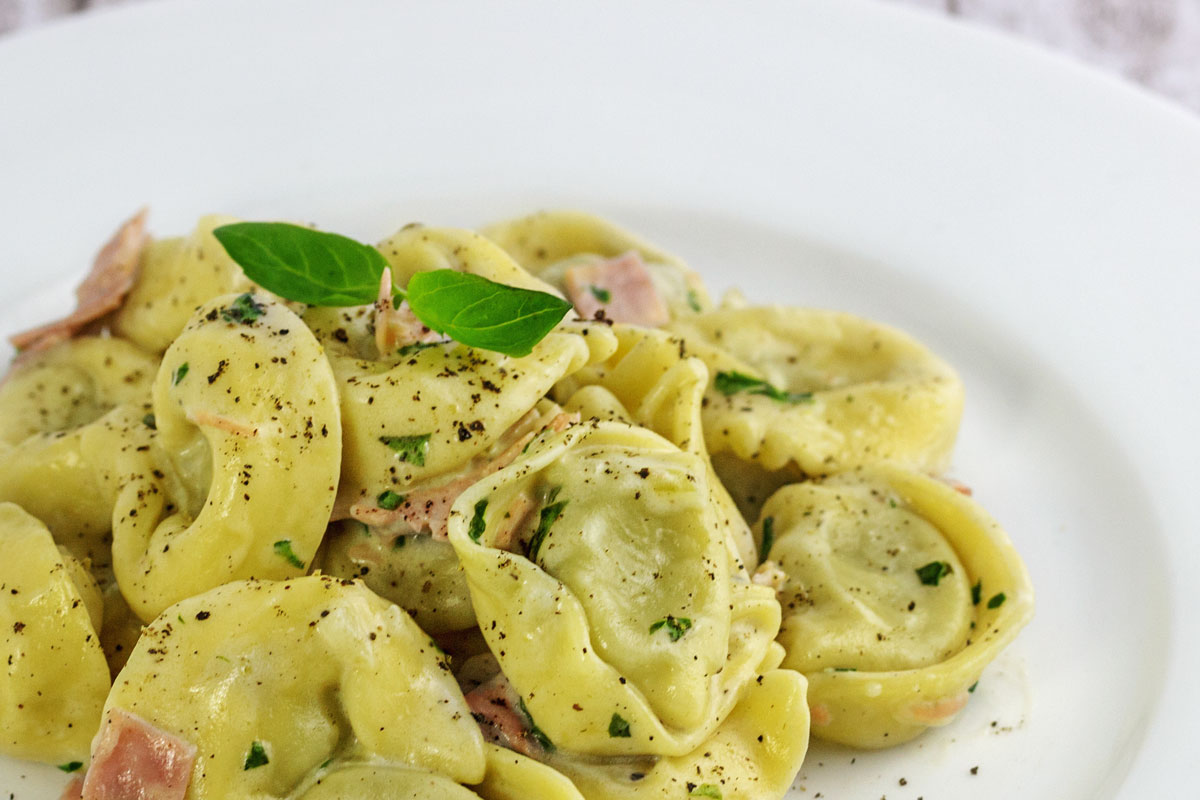 Rezept: Spinat-Ricotta Tortellini an Schinken-Mozzarella Sahne Soße