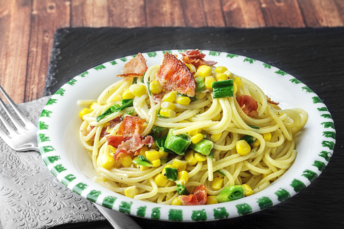 Spaghetti mit Bacon, Mais, Frühlingszwiebeln und Sahne