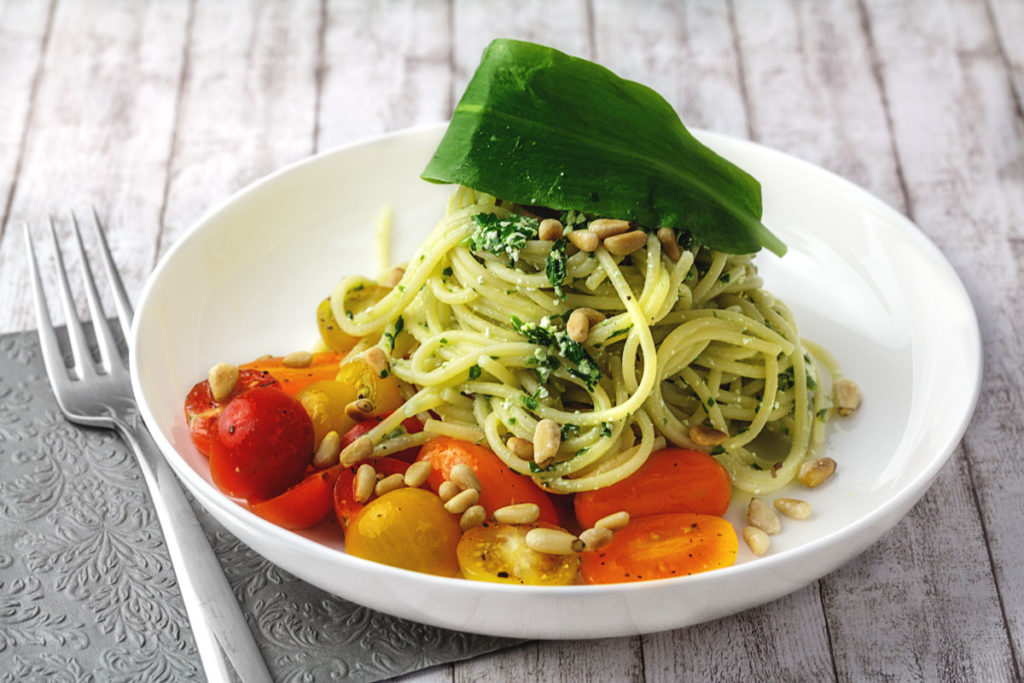 Rezept: Spaghetti und Bärlauch mit Hüttenkäse &amp; Pinienkerne auf Tomaten