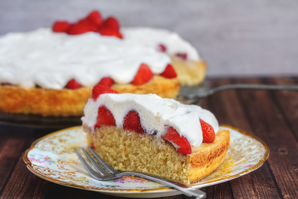 Rezept: Erdbeerkuchen mit Kokosflocken und Sahne-Ricotta-Creme Rezept: Erdbeerkuchen mit Kokosflocken und Sahne-Ricotta-Creme