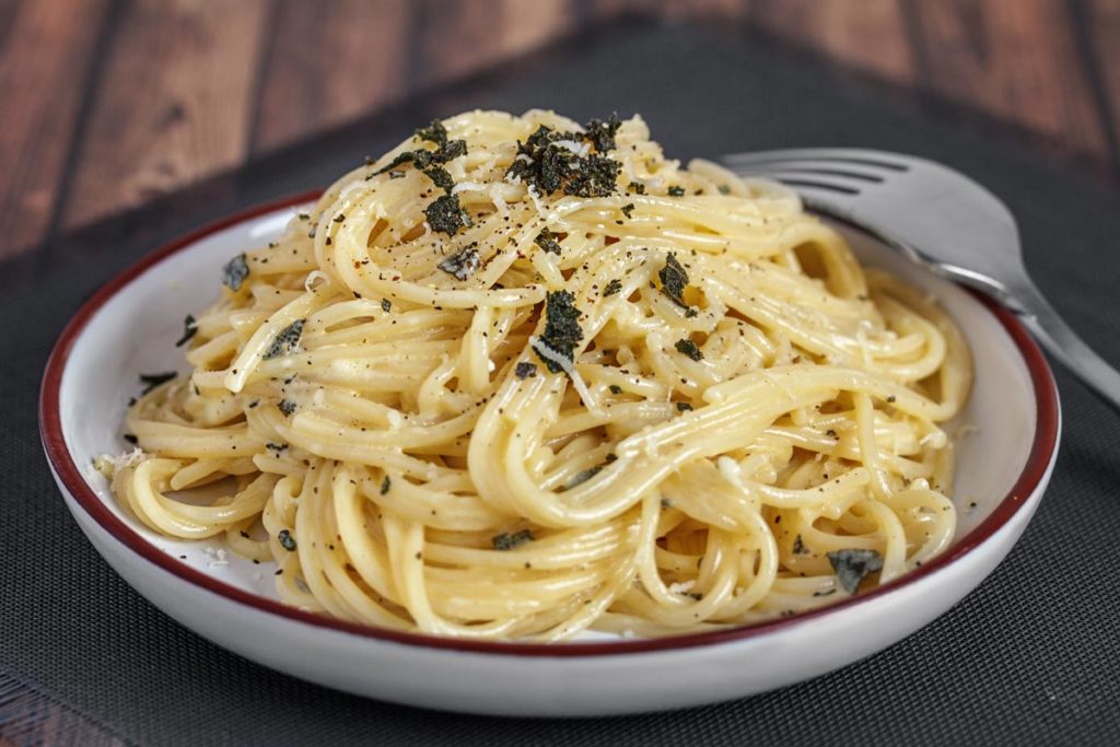 Rezept: Spaghetti mit Butter-Zitronen-Soße und frittiertem Salbei