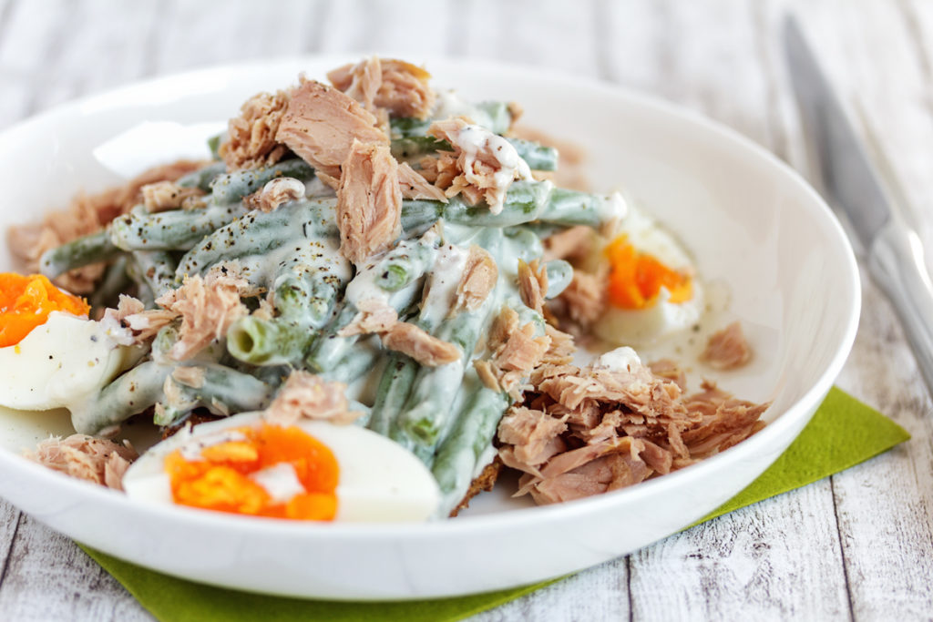 Rezept: Thunfisch-Bohnen-Salat mit Ei und Joghurt-Dressing mit Anchovis