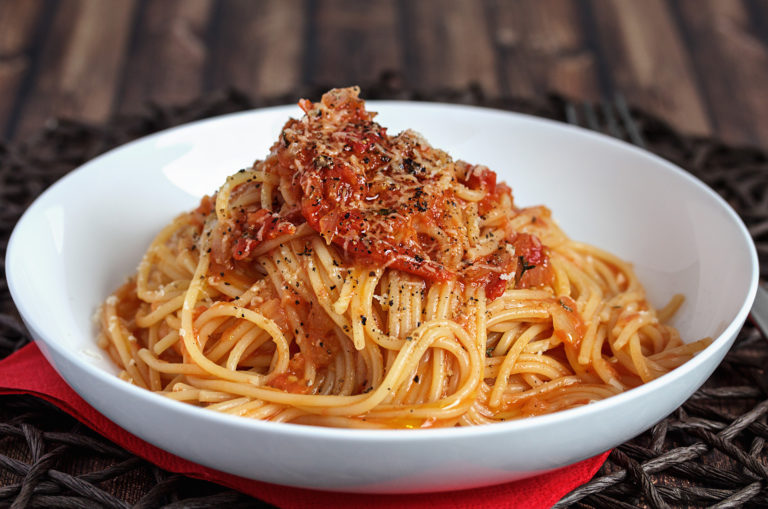 Spaghetti mit Ofen-Tomatensoße und Parmesan