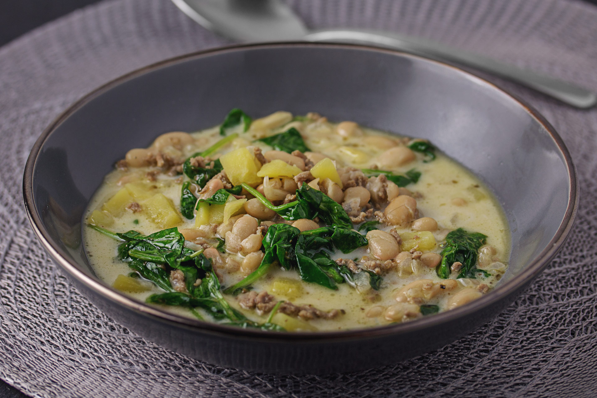 Rezept: Weiße Bohnensuppe mit Hackfleisch, Kartoffeln und Spinat