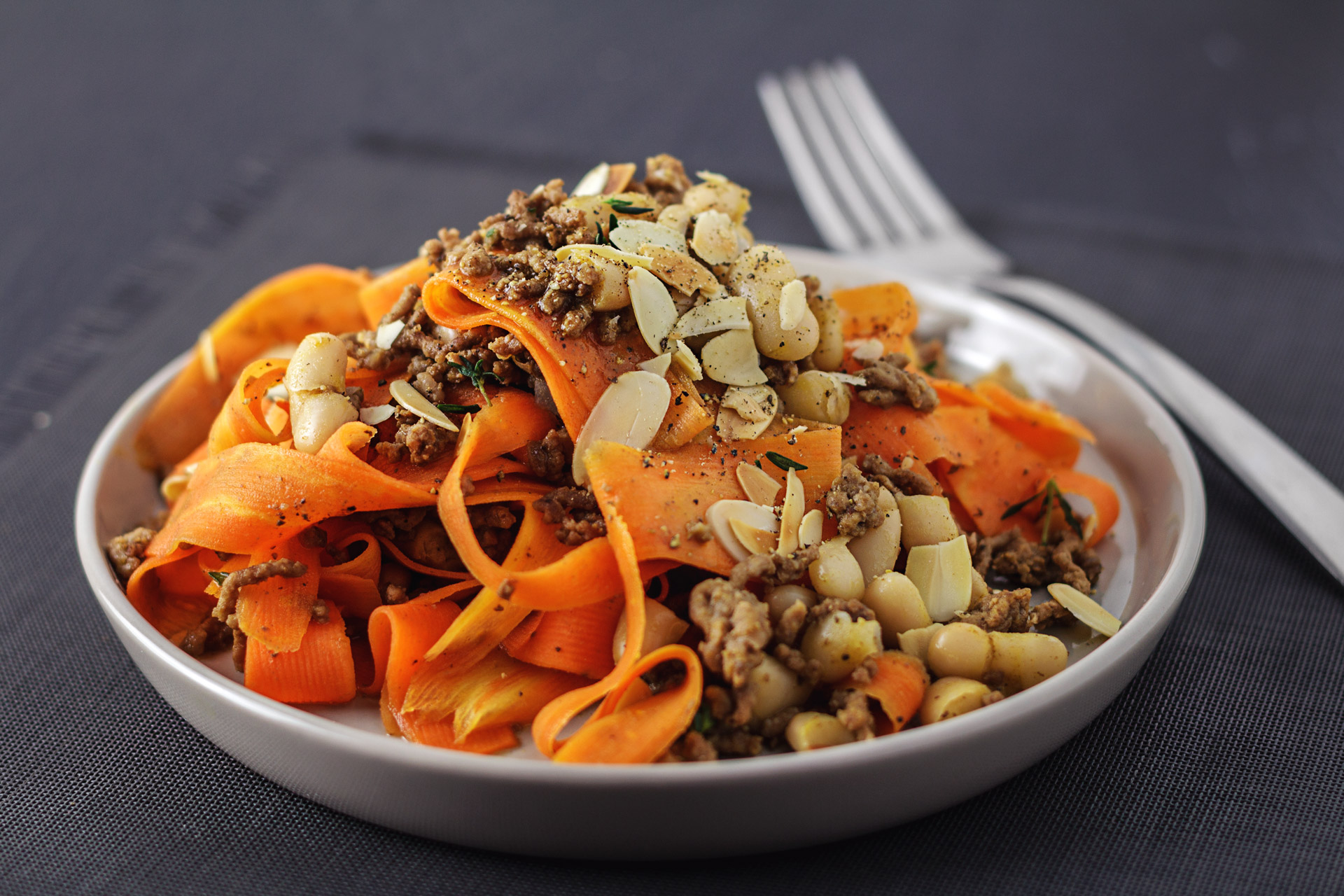 Rezept: Karotten Tagliatelle mit Rinderhack, Cannellini Bohnen & Mandeln Rezept: Karotten Tagliatelle mit Rinderhack, Cannellini Bohnen & Mandeln