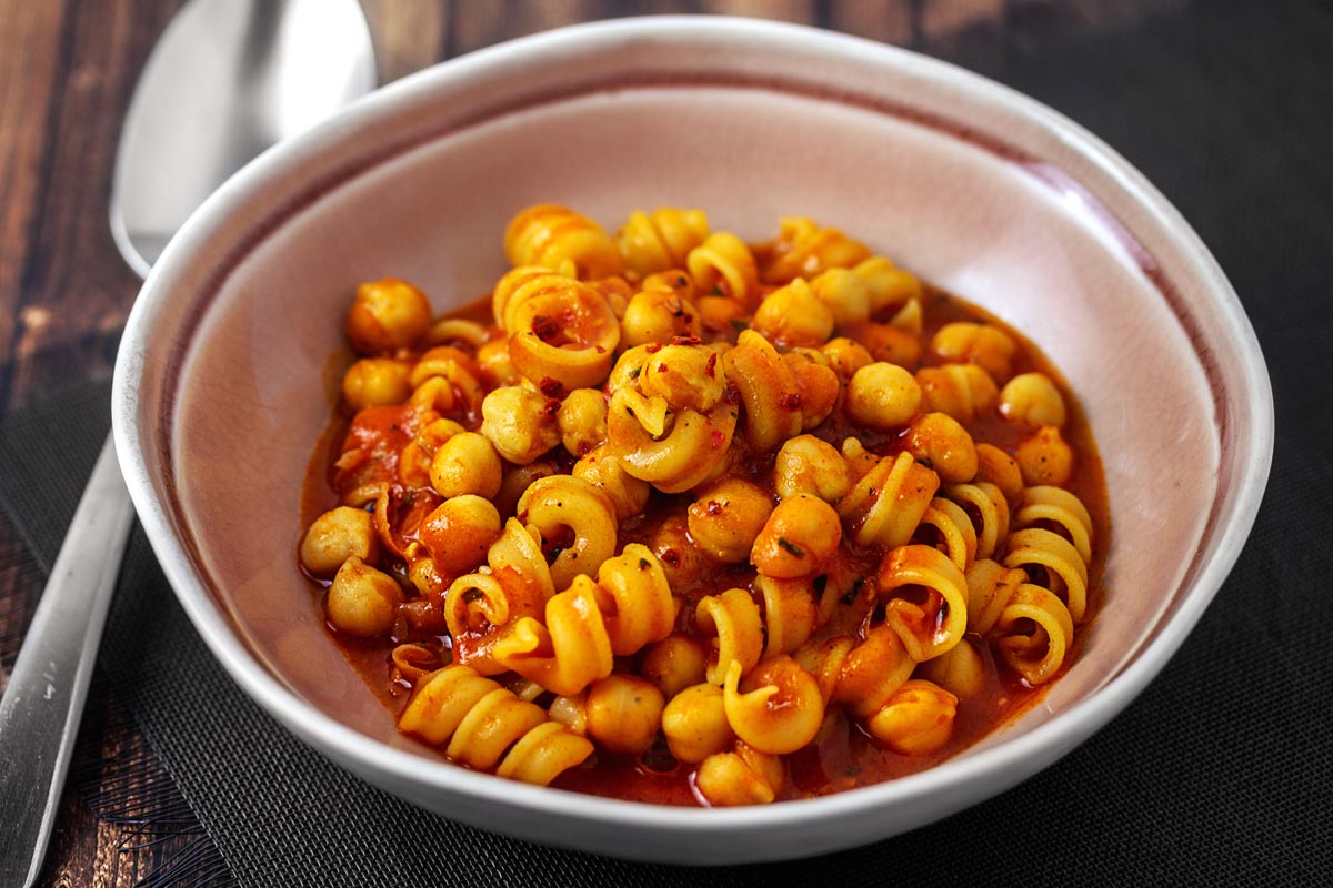 Pasta e ceci - Nudeln mit Kichererbsen in Tomatensoße