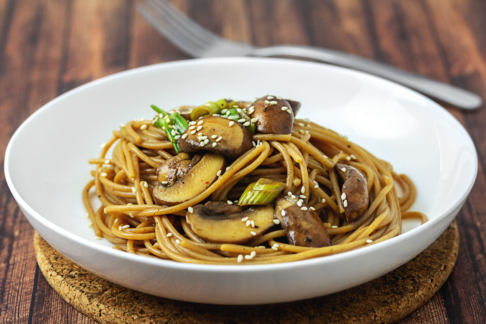 Rezept: Spaghetti an Soja-Butter-Soße mit gebratenen Champignons