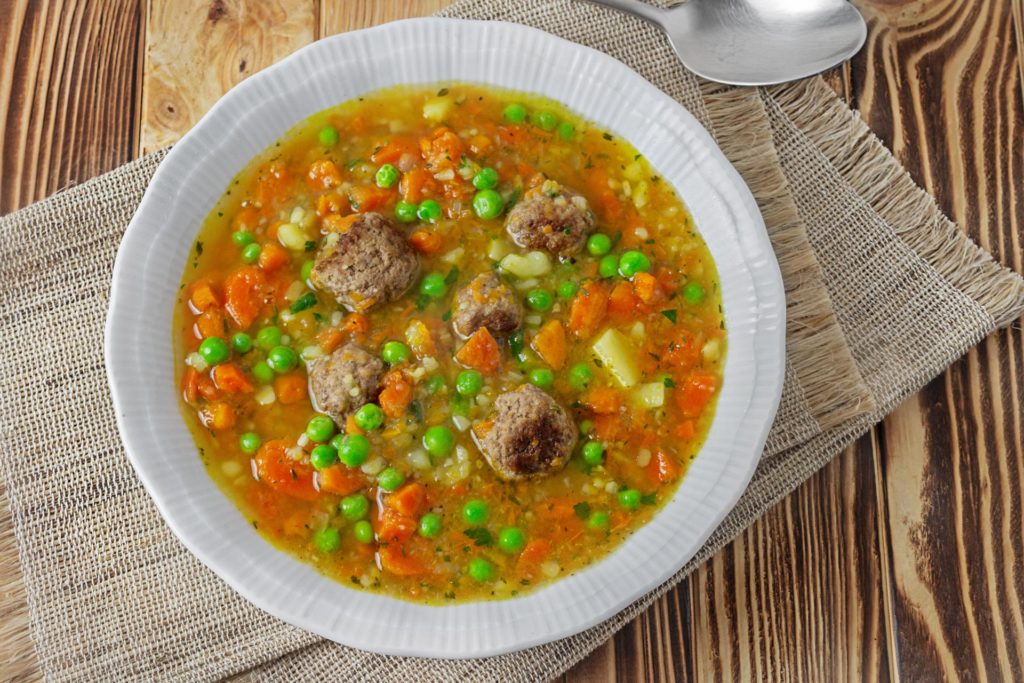 Rezept: Karotten-Kartoffel-Erbsen-Suppe mit Hackbällchen