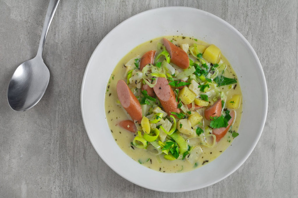 Rezept: Kartoffel-Sellerie-Suppe mit Lauch und Bockwurst