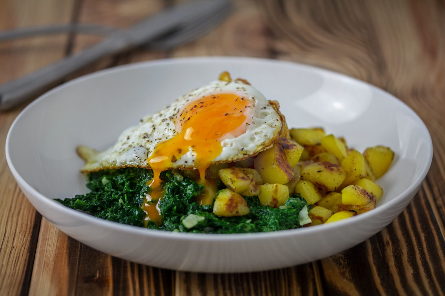 Rezept: Gratinierte Bratkartoffeln mit jungen Erbsen und Spiegelei