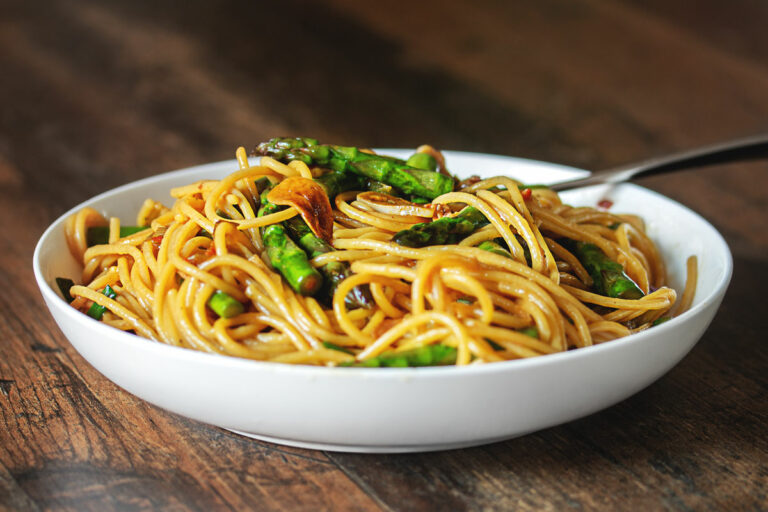 Spaghetti mit gruenem Spargel Knoblauch und Sojasauce